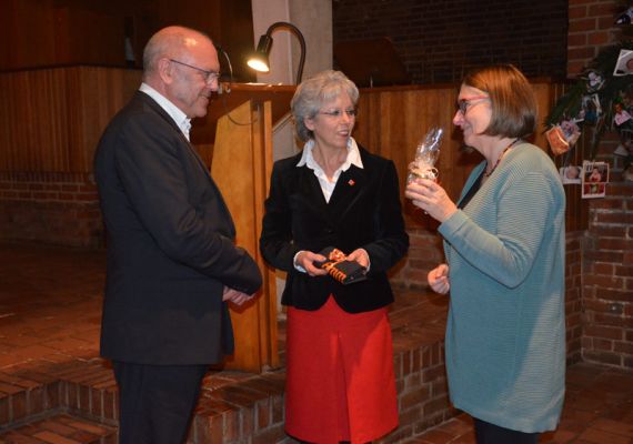 Dank für einen engagierten Vortrag (von links): Dr. Ulrich Schneider, die KV-Vorsitzende Elke Zach und Monika Gotzes-Karrasch, Langenhagens 1. Stadträtin. Foto: Andrea Hesse
