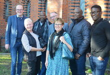 Freude über den Besuch aus Südafrika (hinten von links): Pastor Rainer Müller-Jödicke, Dean Molete, Superintendent Dirk Jonas, Reverend Moshoete, Oatshela Moleko, Heide-Gret Koch (vorne links) und Dörte Behn-Hartwig. Foto: Andrea Hesse