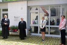 Superintendent Holger Grünjes (von links) und Superintendentin Sabine Preuschoff führten Claudia Bergmann in ihr Amt ein; Anne Rust assistierte dabei. Foto: Andrea Hesse