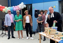 Einen Segen gaben Superintendent Dirk Jonas und ihre Familie Inga Lübbert (3. von links) mit auf ihren weiteren Weg als Leiterin der Kita Kranichweg. Foto: Andrea Hesse