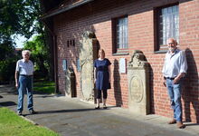 Klaus Busch (von links), Jessica Jähnert-Müller und Klaus Gutsch freuen sich darüber, dass die historischen Steine jetzt zugänglich und vor Witterungseinflüssen geschützt sind. Foto: Andrea Hesse