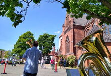 Auch 2020 luden die Kirchen in Langenhagen zu einer Himmelfahrtsradtour mit vielen Stopps, hier an der Elisabethkirche, ein. Foto: Thorsten Kröncke