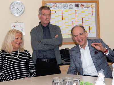 Ralf Meister (rechts) im Gespräch mit Caren Holstein-Lemke und Michael Brodermanns. Foto: Johannes Neukirch