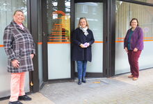 Heike Liedtke vom ehrenamtlichen Umzugsteam (von links) freut sich mit Anne Müller-Domrös und Ute Rodehorst über die neuen, barrierefreien Räume. Foto: Andrea Hesse