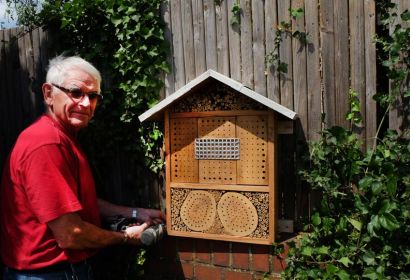 Johann Meyer hat die erste Unterkunft für Insekten für den Kirchenfriedhof gebaut. Foto: Anke Kappler