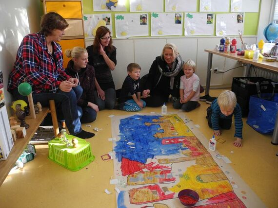 Hannes, Marlene und Tomte (von rechts) werden beim Malen von den Erzieherinnen Susanne Gieseler (von links) und Yvonne Mattern sowie Kerstin Jacob und Caren Holstein-Lemke begleitet. Foto: Bernd Stache