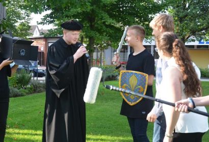 Überraschung: Unerwartet stieß das Fernsehteam des Kinderkirchentages auf Martin, den Reformator. Foto: Andrea Hesse