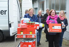 Öl, Tomatensoße, Heringsfilets und Windeln: Vertreterinnen der Kirchengemeinden St. Petri und St. Marcus packen zusammen mit Gerd Duckstein beim Transport mit an. Foto: Andrea Hesse