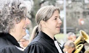 Pastorin Debora Knoblauch will ihre Arbeit in der Kirchen- gemeinde Brelingen auch nach der Probezeit fortsetzen. Foto: Friedrich Bernstorf