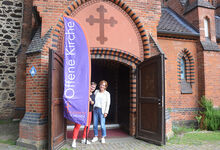 Bettina Praßler-Kröncke (links) und Sigrid Neumann ist es ein Anliegen, die Elisabethkirche für Besucherinnen und Besucher zu öffnen. Foto: Andrea Hesse