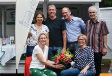 Rainer Henne (hinten rechts), hier mit (von links) Beate Meyer-Bothling, Martin Konstantin, Marcus Polaschegg, Petra Gerkens (vorne links) und Wiebke Schomaker beim Jubiläumsfest zum 250. Gemeindegeburtstag. Foto: Andrea Hesse