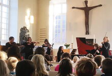 Mit großer Aufmerksamkeit hörten die Kinder in der Bissendorfer Kirche dem Ensemble „la festa musicale“ zu. Foto: Thorsten Buck