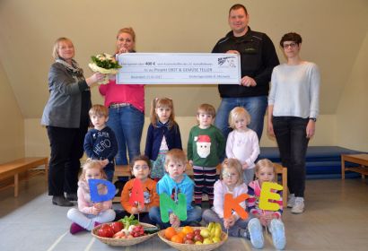Freude bei Kindern, Team und Spendern der Kita Kranichweg: Die Obst- und Gemüseteller sind für die nächsten Wochen gesichert. Foto: Andrea Hesse