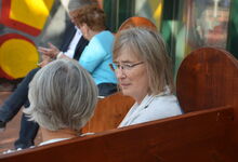 Birgit Baumann, Mitarbeiterin der Lebensberatungsstelle, hört zu, was Hroswitha Franz ihr erzählt. Foto: Andrea Hesse