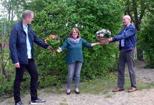 Abschied mit Blumen nach mehr als 40 Jahren in der evangelischen Kita Kirchhorst: Ulrike Ahrens mit Superintendent Holger Grünjes (rechts) und der pädagogischen Leitung Lars Arneke. Foto: Andrea Hesse