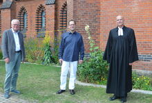 Gute Wünsche zum Ruhestand: Hans-Günter Schoppa zwischen Superintendent Holger Grünjes (rechts) und Martin Bergau. Foto: Andrea Hesse