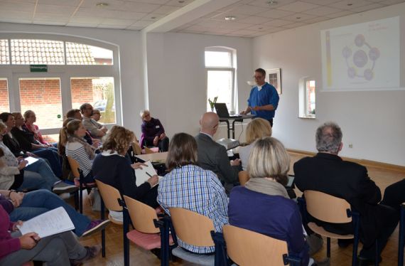 „Wenn sie eintreten, ist es gut, vorbereitet zu sein“: Tim Kröger informierte die Teilnehmenden des Religionspädagogischen Nachmittags zu Notfällen in der Schule. Foto: Andrea Hesse