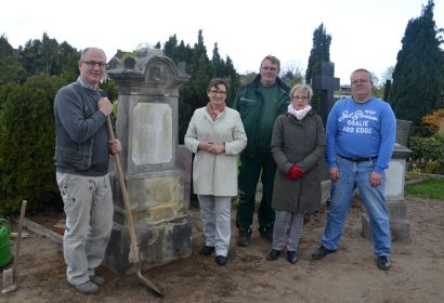 Gemeinsame Planung und Gestaltung (von links): Steinmetz Uwe Spiekermann, Pastorin Bettina Praßler-Kröncke, Gärtner Wilhelm Ehlers, Inge Aping und Gärtner Frank Priegnitz. Foto: Andrea Hesse