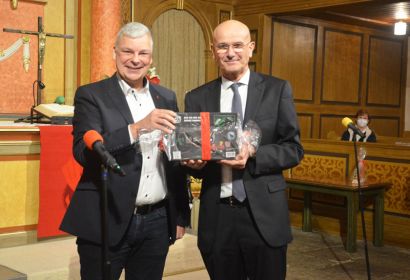 Zeit zum Spielen: Einen 96-Mannschaftsbus aus Legosteinen hatte Bürgermeister Mirko Heuer (links) für Holger Grünjes dabei. Foto: Andrea Hesse