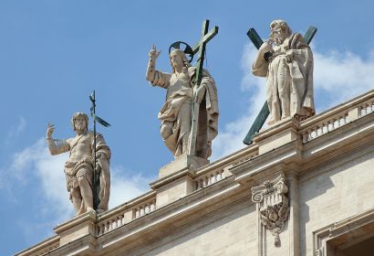 Statuen auf dem Dach des Petersdoms. By AngMoKio (Own work) [CC-BY-SA-3.0, GFDL or GFDL ], via Wikimedia