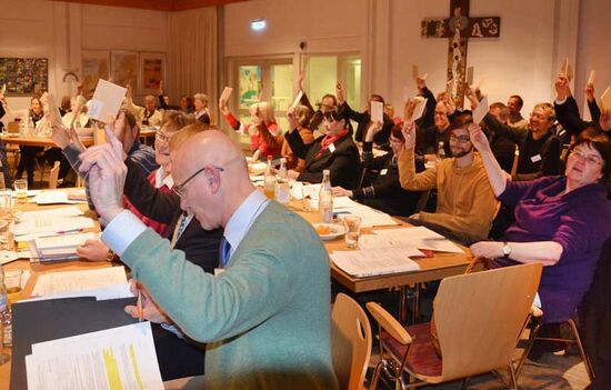 Der Kirchenkreistag, hier bei der Abstimmung über den Haushaltsplan 2015, beschäftig sich in seiner Sitzung am 22. April mit dem kommenden Planungszeitraum. Foto: Andrea Hesse