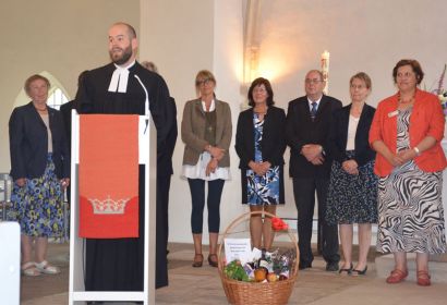Mit einem Korb voller regionaler Köstlichkeiten aus seiner neuen Heimat begrüßte der Kirchenvorstand Pastor Fabian Gartmann. Foto: Andrea Hesse