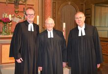 Professor Werner Merten (Mitte) mit Pastor Rainer Müller-Jödicke (links) und Landessuperintendent i. R. Dieter Zinßer nach dem Festgottesdienst in der Engelbosteler Martinskirche. Foto: Andrea Hesse