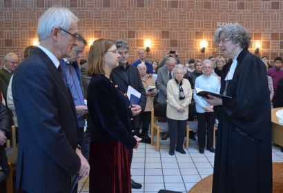 Dr. Ingrid Spieckermann segnet Edit Szilágyi in der Elia-Kirche in ihr Amt ein. Foto: Andrea Hesse