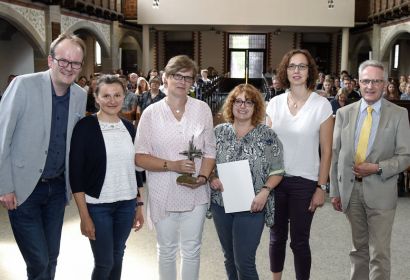 Pastor Rainer Müller-Jödicke, Irina Himmelreich, Frauke Kiel, Nicole Weihe und Kerstin Stadler freuen sich über den Fundraisingpreis, den Jury-Mitglied Gerhardt Tödter (v.l.n.r.) für die Landeskirche überreicht hat.