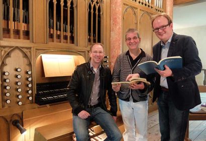 Arne Hallmann (von links), Holger Kiesé und Pastor Rainer Müller-Jödicke bei einer Vorbesprechung an der Orgel der Engelbosteler Martinskirche.