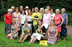Das Hospizdienst-Team, Burgwedels Bürgermeister Axel Düker (hinten, Zweiter von links), stellv. Bürgermeisterinnen Isernhagens Sabine Möller (hinten, Zweite von rechts) und Dr. Renate Vogelgesang (mittlere Reihe, Dritte von links.)