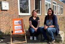 Janine Mathias (rechts) unterstützt Anne Basedau und die Regionaldiakon*innen im Kirchenkreis in allen Verwaltungsaufgaben. Foto: Andrea Hesse