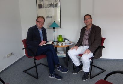 Pastor Rainer Müller-Jödicke bereitet mit dem Psychologen Günter Schoppa in der Lebensberatungsstelle den SonnTakt vor.