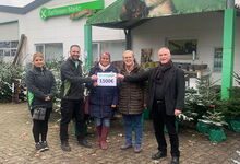 Mandy Ahsmann (von links) und Martin Liers überreichten den symbolischen Spendenscheck an Zeinab Ibrahim, Anke Cohrs und Michael Brodermanns.