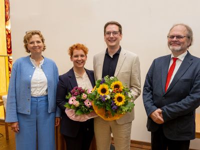 Ein neues Team für den Kirchenkreis Burgdorf: Der Vorsitzende des Wahlausschusses, Ralph Scheferling (rechts) und Regionalbischöfin i.V. Sabine Schiermeyer gratulierten dem Ehepaar Franziska und Dr. Maximilian Baden zu ihrer Wahl. Foto: Stefan Heinze