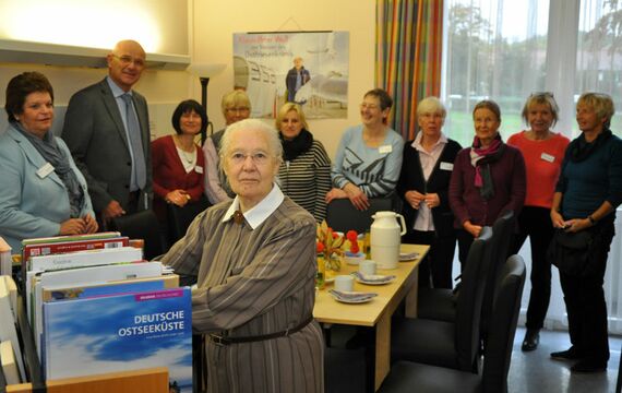 Gisela Metzdorf (vorne) freute sich über die Abschiedsworte von Superintendent Holger Grünjes und Pflegedirektorin Annelie Kadler (links). Foto: Martin Lauber
