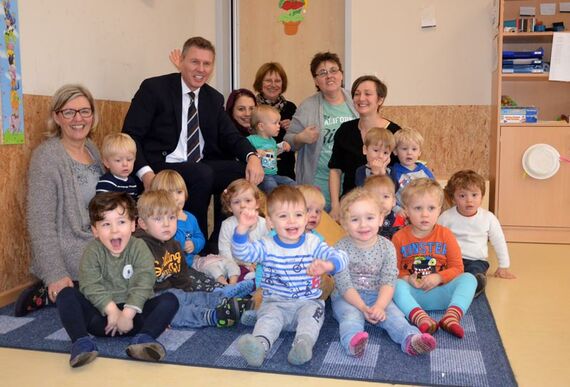 Es kann losgehen: Thorsten de Jager kam mit der Förderzusage in die evangelische Krippe in Kirchhorst – sehr zur Freude von Jana Kühnast (hinten rechts) und ihren Kolleginnen. Foto: Andrea Hesse