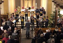 Musikerinnen und Musiker aus verschiedenen Orchestern musizierten in St. Marcus Wettmar.