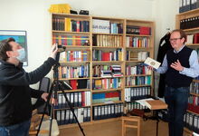 : Diakon Merlin Langrehr (links) und Pastor Rainer Müller-Jödicke produzieren ein Erklärvideo für die Konfirmandinnen und Konfirmanden der Martinskirchengemeinde. Foto: Hendrik Hundertmark