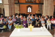 Interessiert hörte die Gruppe den Erläuterungen zur langen Geschichte des Hamelner Münsters zu. Foto: Susanne Dosdall
