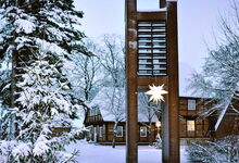 Um den Weihnachtsgottesdienst auf UKW übertragen zu können, muss ein Sender auf dem Glockenturm angebracht werden.