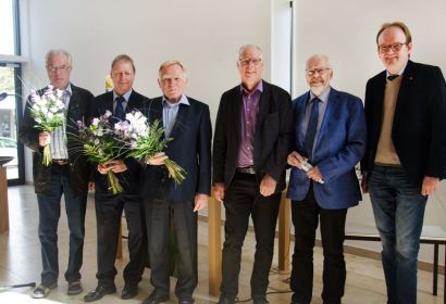 Blumen für drei Engel (von links): Heiko Huntebrinker, Wilhelm Zabel, Hartmut Voß, Harald Gerke, Holger Hornbostel und Rainer Müller-Jödicke während der Andacht in der Langenhagener St.-Paulus-Kirche. Foto: Andrea Hesse