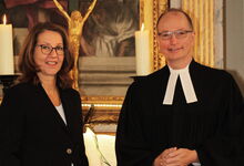 Pastor Karl-Martin Harms führte Lektorin Silke Helms in St. Martini Brelingen in ihr Amt ein. Foto: Friedrich Bernstorf