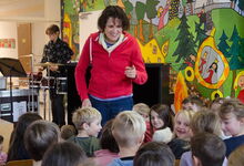 Opernsängerin Mareike Morr fesselt die Kinder aus Kita und Grundschule mit bekannten Volks- und Kinderliedern. Foto: Andrea Hesse