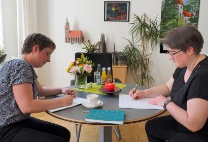 Anke Kappler (links) und Superintendentin Sabine Preuschoff unterschreiben den Arbeitsvertrag. Foto: Wolfgang Hornig