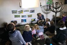 Bei leiser Harfenmusik lauschten die Kinder im Turmraum von St. Marien der Geschichte des Hirtenjungen David.
