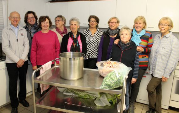 Die beiden Kochteams mit Werner Dybek (von links), Christel Kohne, Margret Rose, Dorothea Kunath, Erika Laven, Barbara Jungen, Petra Finster, Iris Schollmeier, Karin Dalitz und Sylvia Dippel in ihrer Küche.