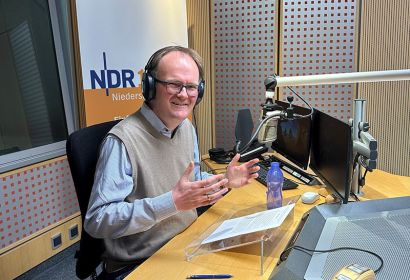 Pastor Rainer Müller-Jödicke während einer Aufnahme im Studio des Landesfunkhauses. Foto: Merlin Langrehr