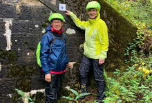 Rita Kischlat (rechts) und ihre Freundin bei einem Stopp auf dem Pilgerweg Loccum – Volkenroda.