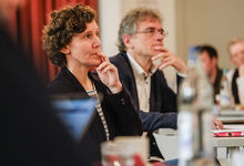 Christine Rinne und Friedrich Selter verfolgen die kontroverse Debatte in der Landessynode. Foto: Jens Schulze